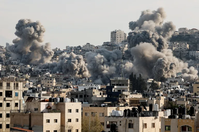 A fumaça sobe durante um ataque do exército israelense em Jenin, na Cisjordânia ocupada por Israel, em 2 de fevereiro de 2025. [Raneen Sawafta/Reuters]