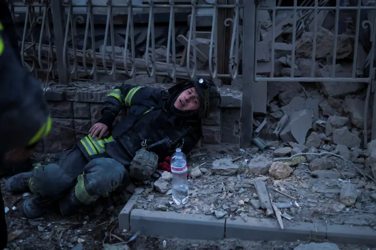 Um socorrista descansa após trabalhar no local de um ataque aéreo russo em Kherson, em 2 de fevereiro de 2025 [Ivan Antypenko/Reuters]"