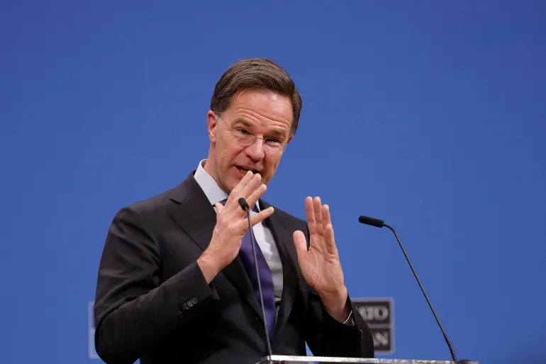 O Secretário-Geral da OTAN, Mark Rutte, fala durante uma coletiva de imprensa na sede da OTAN em Bruxelas, em 3 de fevereiro [Omar Havana/Pool via Reuters].