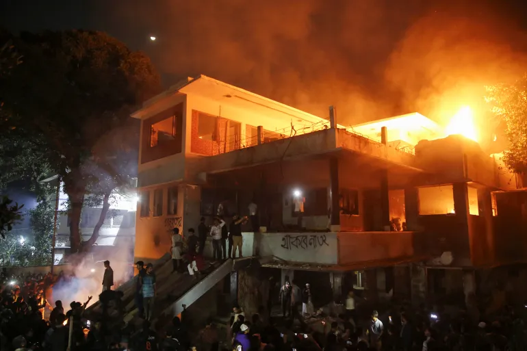 Manifestantes incendiaram a residência de Sheikh Mujibur Rahman, pai da ex-primeira-ministra Sheikh Hasina, no distrito de Dhanmondi, em Dhaka, Bangladesh [Mehedi Hasan/Reuters].