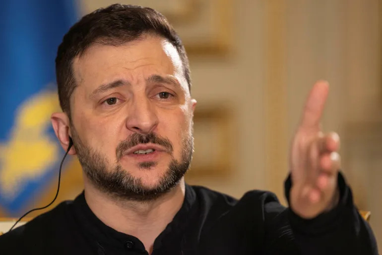 O presidente da Ucrânia, Volodymyr Zelensky, está receoso de perder o apoio dos EUA [Arquivo: Reuters]