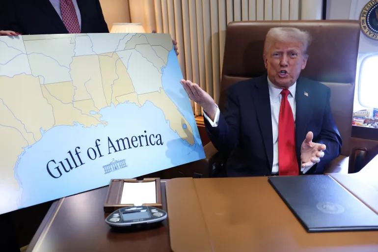 O presidente dos EUA, Donald Trump, fala com repórteres após assinar uma proclamação renomeando o Golfo do México para "Golfo da América" em 9 de fevereiro de 2025 [Kevin Lamarque/Reuters]. Fonte: Al Jazeera