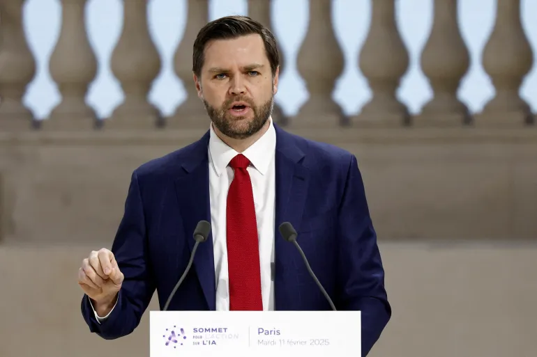 O vice-presidente dos EUA, JD Vance, faz um discurso durante a sessão plenária da Cúpula de Ação sobre Inteligência Artificial (IA) no Grand Palais, em Paris [Benoit Tessier/Reuters]