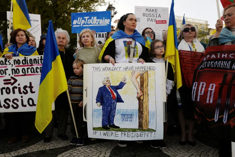 Pessoas participam de uma marcha para marcar o terceiro aniversário da invasão da Rússia na Ucrânia, no centro de Lisboa, Portugal, 23 de fevereiro de 2025 [Pedro Nunes/Reuters]. Fonte: Al Jazeera