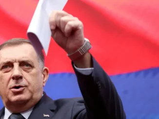 Republika Srpska (Serb Republic) President Milorad Dodik addresses supporters reacting to a court decision, in Banja Luka, Bosnia and Herzegovina, February 26, 2025. [File: Amel Emric/Reuters] Fonte: Al Jazeera