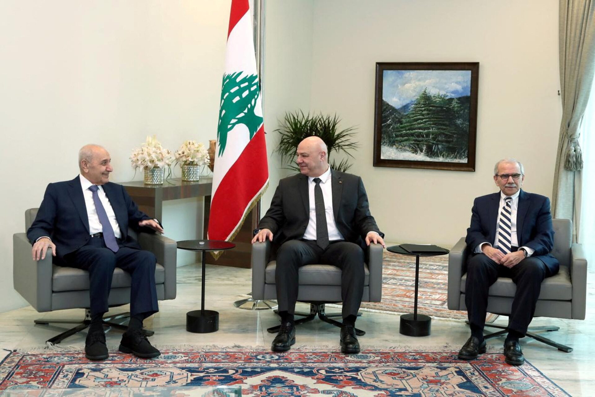 O presidente do Parlamento libanês Nabih Berri, o presidente Joseph Aoun e o primeiro-ministro designado Nawaf Salam se reúnem no Palácio Presidencial em Baabda, Líbano, nesta foto divulgada em 6 de fevereiro de 2025. Escritório de Imprensa da Presidência Libanesa/Divulgação via REUTERS.