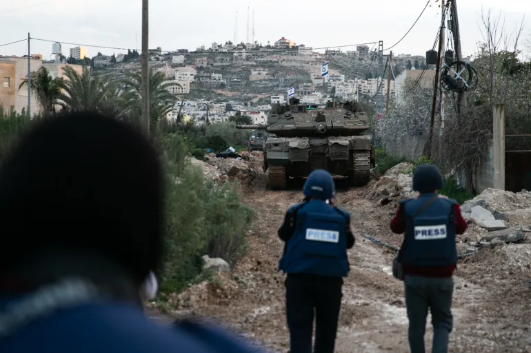 Bulldozers israelenses destruíram estradas e infraestrutura para permitir a entrada de tanques israelenses em Jenin [Mauricio Morales/Al Jazeera].