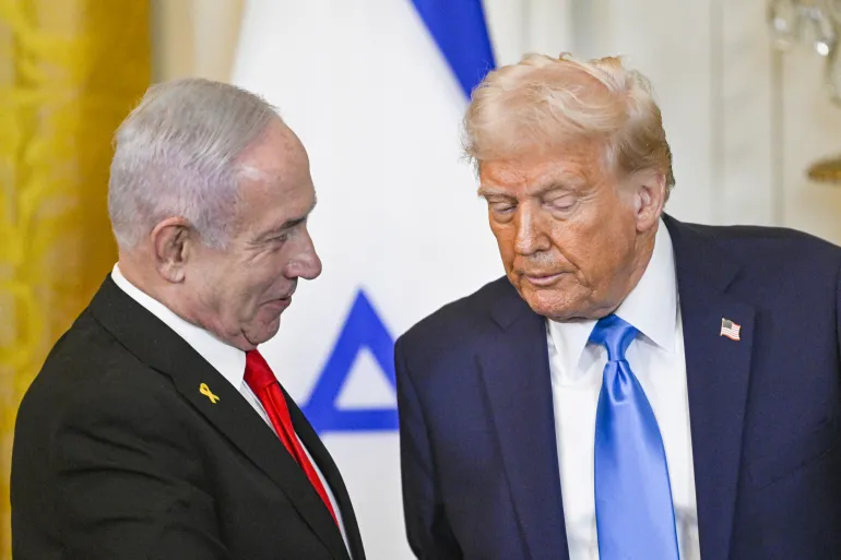 O Primeiro-Ministro israelense Benjamin Netanyahu (à direita) está nos EUA se reunindo com autoridades da administração Trump [Arquivo: Celal Güneş/Agência Anadolu]. Fonte: Al Jazeera
