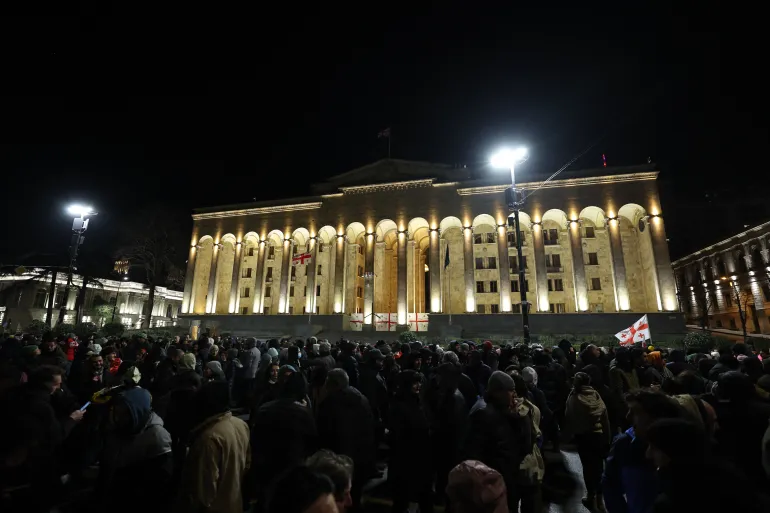 Manifestantes georgianos antigovernamentais se reuniram em frente ao parlamento na capital Tbilisi em 2 de fevereiro de 2025 [Giorgi Arjevanidze/AFP].
