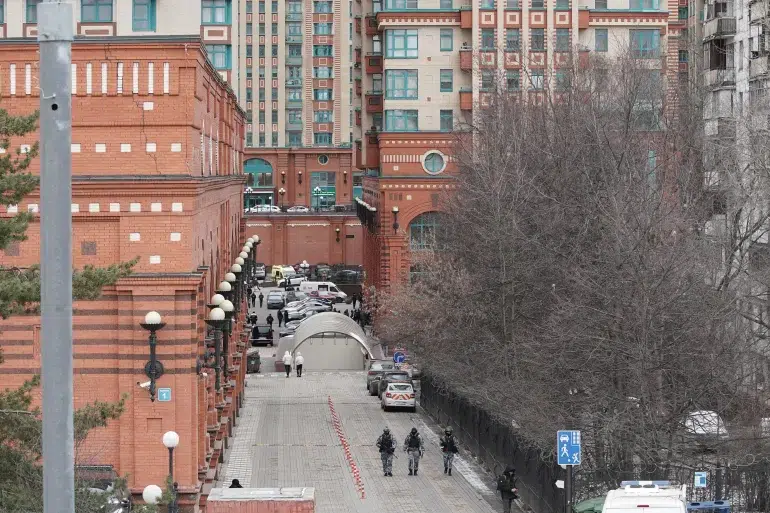 Oficiais da lei russos se dirigem ao pátio de um edifício residencial atingido por uma explosão em Moscou, em 3 de fevereiro [Tatyana Makeyeva/AFP].