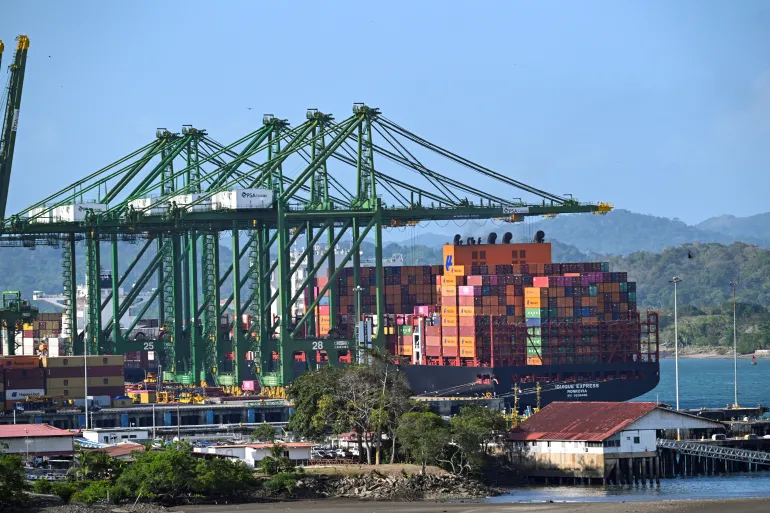 Um navio cargueiro aguarda no porto de Balboa antes de cruzar o Canal do Panamá. [Martin Bernetti/AFP] Fonte AL Jazeera