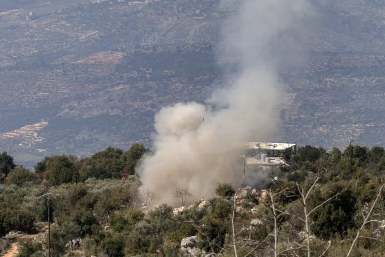 Fumaça se eleva de uma demolição realizada pelas forças israelenses em uma casa em Kfarshuba, no sul do Líbano, apesar do acordo de cessar-fogo com o Hezbollah, 17 de fevereiro de 2025 [Rabih Daher/AFP]. Fonte: Al jazeera