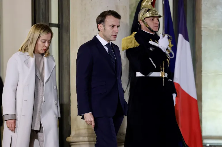 O presidente francês Emmanuel Macron caminha com a primeira-ministra da Itália, Giorgia Meloni, após uma cúpula de líderes europeus para discutir a situação na Ucrânia, no Palácio do Eliseu, em Paris, em 17 de fevereiro de 2025. [Ludovic Marin/AFP] Fonte: Al Jazeera
