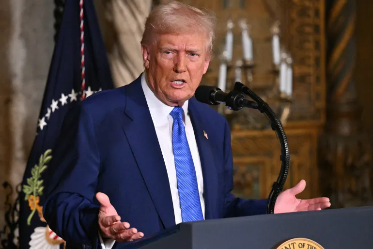 O presidente dos EUA, Donald Trump, fala em seu resort Mar-a-Lago em Palm Beach, Flórida, Estados Unidos, em 18 de fevereiro de 2025 [Roberto Schmidt/AFP]. Fonte: Al Jazeera