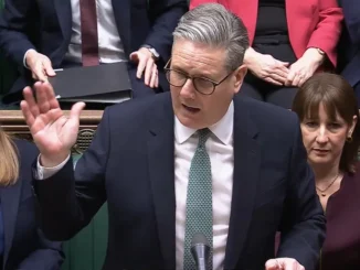 Nesta captura de vídeo retirada de imagens transmitidas pela Unidade de Gravação Parlamentar do Reino Unido (PRU) por meio do site do Parlamento TV, o primeiro-ministro britânico Keir Starmer discursa antes de fazer um pronunciamento sobre defesa e segurança. [PRU/via AFP] Fonte: Al Jazeera