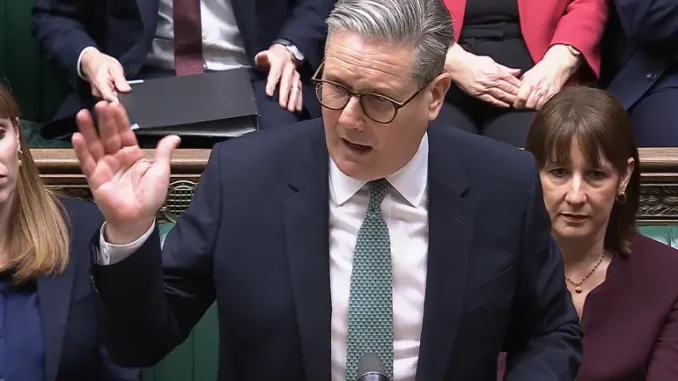 Nesta captura de vídeo retirada de imagens transmitidas pela Unidade de Gravação Parlamentar do Reino Unido (PRU) por meio do site do Parlamento TV, o primeiro-ministro britânico Keir Starmer discursa antes de fazer um pronunciamento sobre defesa e segurança. [PRU/via AFP] Fonte: Al Jazeera