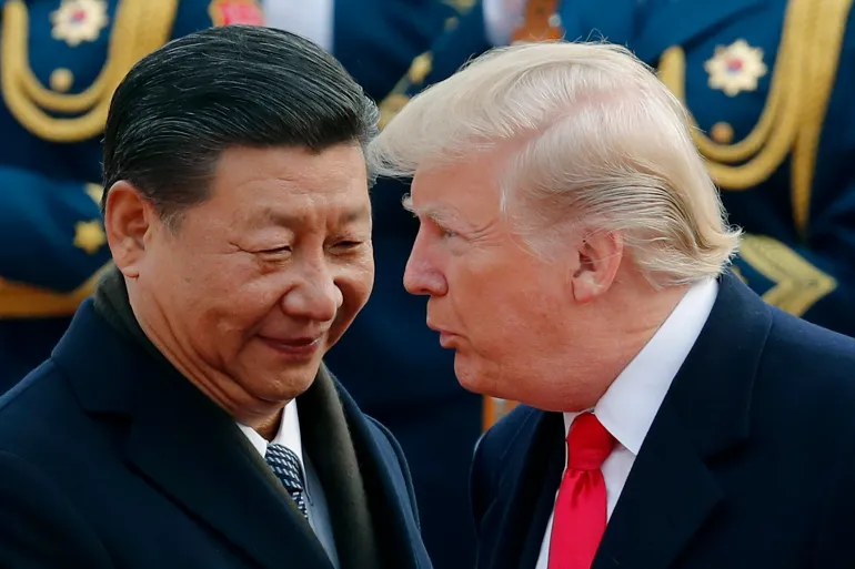 O presidente dos EUA, Donald Trump, conversa com o presidente chinês, Xi Jinping, durante uma cerimônia de boas-vindas no Grande Salão do Povo em Pequim, China, em 9 de novembro de 2017 [Andy Wong/AP].