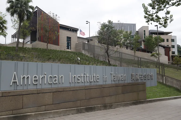 Uma bandeira dos EUA flutua no American Institute em Taiwan, em Taipei, Taiwan, em 10 de novembro de 2021 [Chiang Ying-ying/AP]. Fonte: Al Jazeera