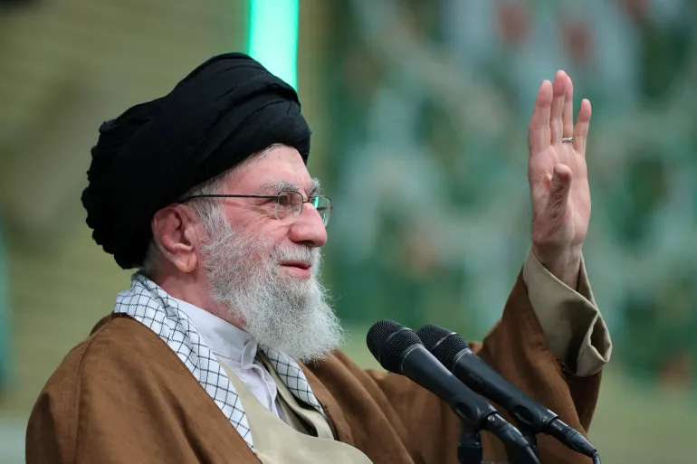 O Líder Supremo Aiatolá Ali Khamenei acena para a multidão durante uma reunião em Teerã, Irã [Arquivo: Escritório do Líder Supremo do Irã via AP]. Fonte: Al Jazeera