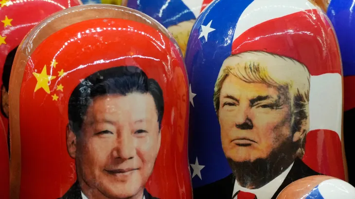 Ilustração de Donald Trump e Xi Jinping dentro de balões, representando a disputa comercial entre EUA e China.
