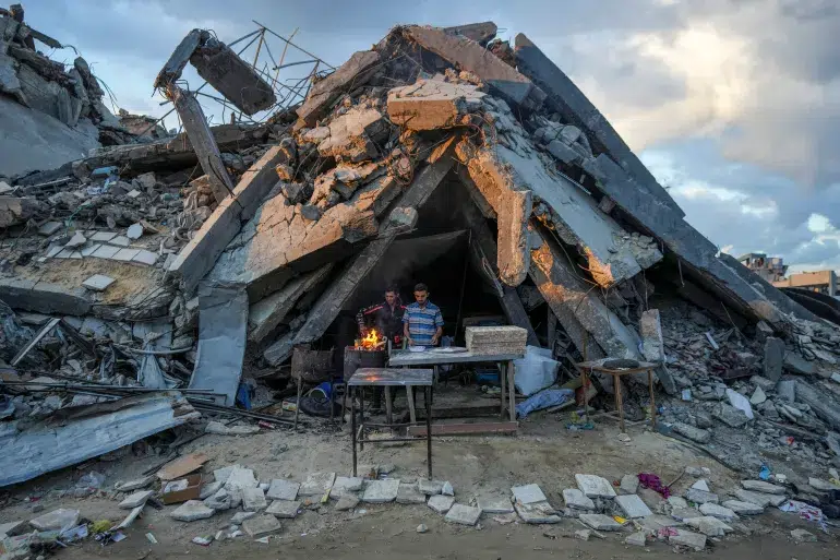 O presidente dos EUA, Donald Trump, um veterano desenvolvedor imobiliário de Nova York, anunciou seu plano de transformar Gaza na "Riviera do Oriente Médio" [Arquivo: Abdel Kareem Hana]