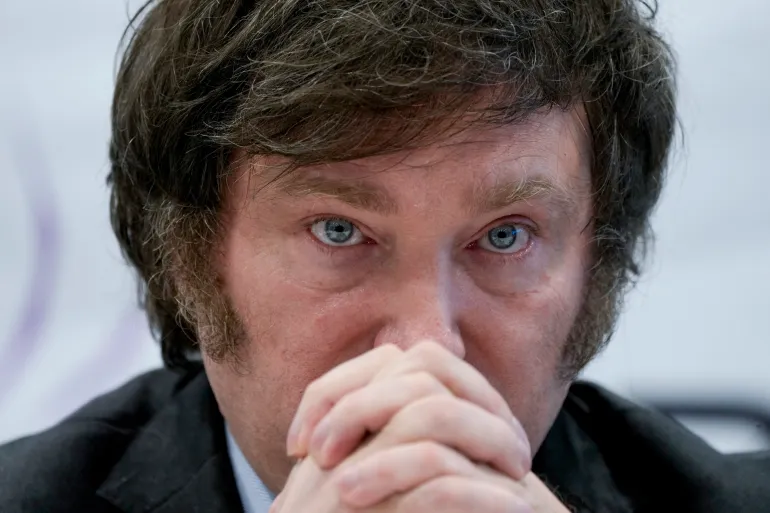 O presidente da Argentina, Javier Milei, se posicionou como um defensor do livre mercado. [Natacha Pisarenko/AP Photo] Fonte: Al Jazeera