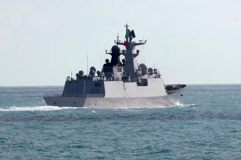 A fragata Hengyang, da classe Jiangkai da Marinha do Exército de Libertação Popular da China, navega pelo Estreito de Torres, na costa da Austrália, em 11 de fevereiro de 2025 [Força de Defesa Australiana via AP]. Fonte: Al Jazeera