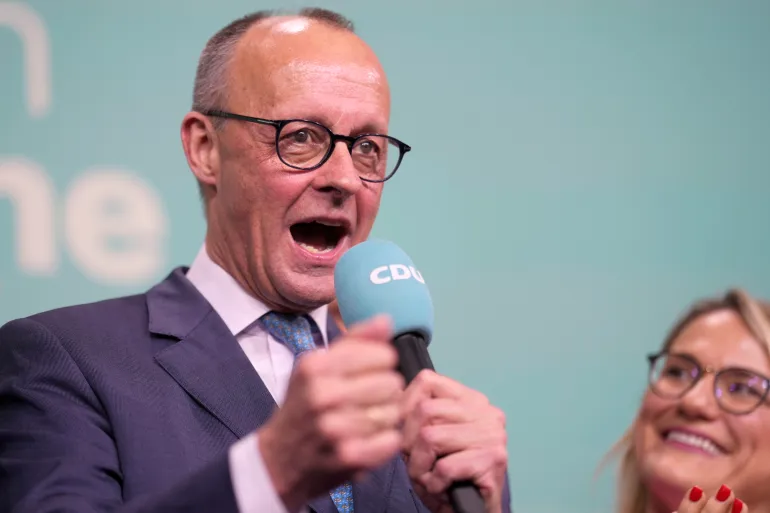 Friedrich Merz, o candidato do principal partido conservador União Democrata Cristã (CDU), fala para os apoiadores na sede do partido em Berlim, Alemanha, em 23 de fevereiro de 2025 [Markus Schreiber/AP] Fonte: Al Jazeera