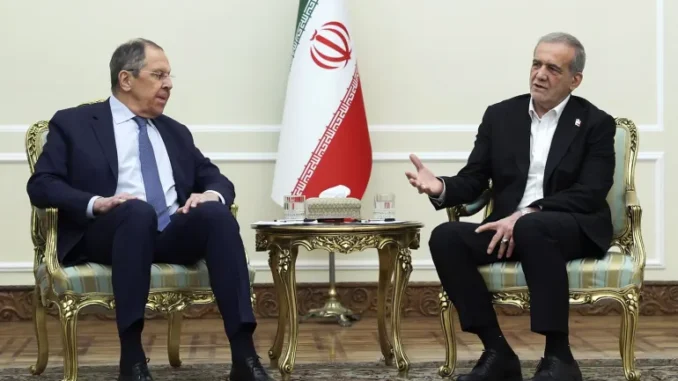 O Ministro das Relações Exteriores do Irã, Abbas Araghchi (à direita), com o Ministro das Relações Exteriores da Rússia, Sergey Lavrov, na sede do ministério em Teerã [Escritório da Presidência do Irã via AP]. Fonte: Al Jazeera