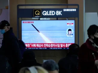 Uma tela de TV mostra uma imagem do lançamento de mísseis da Coreia do Norte durante um programa de notícias na Estação Ferroviária de Seul, em Seul, Coreia do Sul, em 28 de fevereiro de 2025 [Ahn Young-joon/AP Photo]. Fonte: Al Jazeera