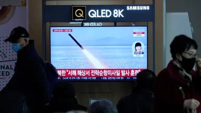 Uma tela de TV mostra uma imagem do lançamento de mísseis da Coreia do Norte durante um programa de notícias na Estação Ferroviária de Seul, em Seul, Coreia do Sul, em 28 de fevereiro de 2025 [Ahn Young-joon/AP Photo]. Fonte: Al Jazeera