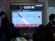 Uma tela de TV mostra uma imagem do lançamento de mísseis da Coreia do Norte durante um programa de notícias na Estação Ferroviária de Seul, em Seul, Coreia do Sul, em 28 de fevereiro de 2025 [Ahn Young-joon/AP Photo]. Fonte: Al Jazeera