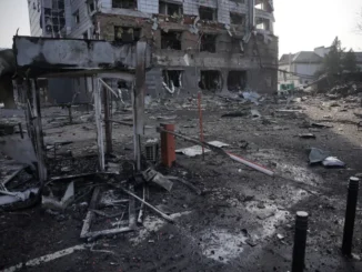Habitação, transporte, energia, comércio e educação têm sido os setores mais afetados pela destruição [Arquivo: Administração Militar da Cidade de Kyiv/Anadolu via Getty Images] Fonte: Al Jazeera