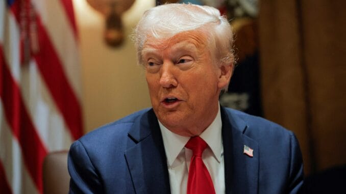 LB3TNX654JOBTOUV3XV55ZABWE O presidente dos EUA, Donald Trump, realiza sua primeira reunião de gabinete com a presença de Elon Musk, em Washington, D.C., EUA, 26 de fevereiro de 2025. REUTERS/Brian Snyder