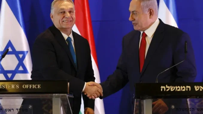 O primeiro-ministro húngaro, Viktor Orbán (à esquerda), e o primeiro-ministro israelense, Benjamin Netanyahu, se reúnem em Jerusalém em 19 de fevereiro de 2019. [Arquivo: Ariel Schalit/AFP]Fonte: Al Jazeera