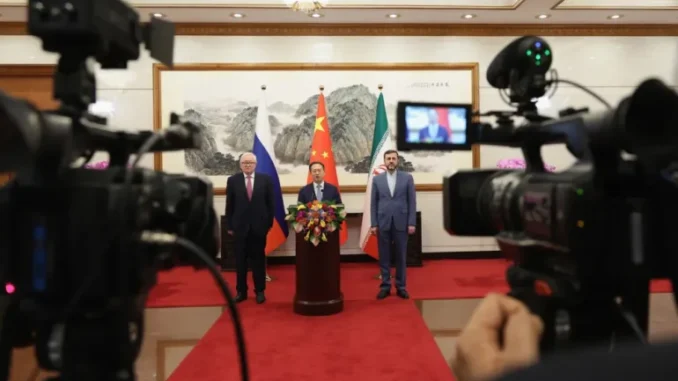 O vice-ministro das Relações Exteriores da China, Ma Zhaoxu, é ladeado por seus homólogos da Rússia, Ryabkov Sergey Alexeevich (à esquerda), e do Irã, Kazem Gharibabadi (à direita), após suas negociações em Pequim [Lintao Zhang/Pool via EPA]. Fonte: Al Jazeera