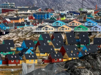 Casas são vistas em Ilulissat, Groenlândia, setembro [Arquivo: Hannibal Hanschke/Reuters]
