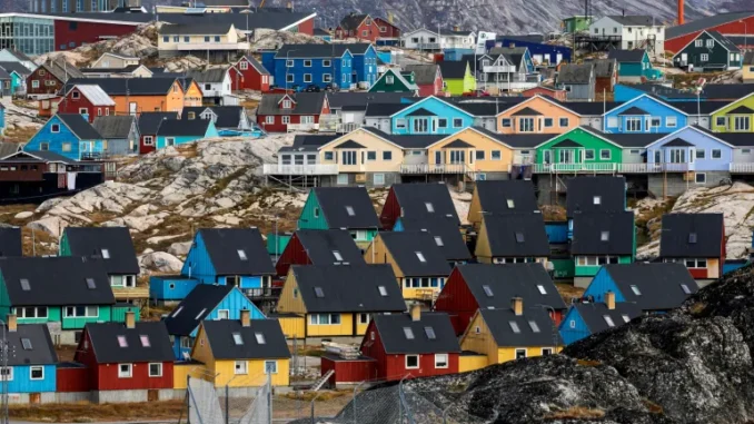 Casas são vistas em Ilulissat, Groenlândia, setembro [Arquivo: Hannibal Hanschke/Reuters]