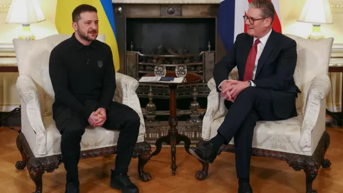 2025-03-01T183733Z_73290729_RC2H4DAO8MIW_RTRMADP_3_UKRAINE-CRISIS-BRITAIN-1740855482 Ucrânia se une em apoio a Zelensky após tenso encontro na Casa Branca Fonte: Al Jazeera