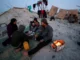 Uma família palestina quebra o jejum do Ramadã sobre os escombros de sua casa no campo de refugiados de Jabalia, no norte de Gaza, 2 de março de 2025 [Mahmoud Issa/Reuters]. Fonte: Al Jazeera