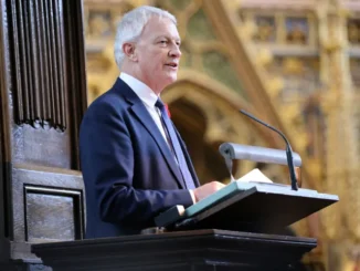 Phil Goff, Alto Comissário da Nova Zelândia no Reino Unido, fala durante um serviço de comemoração do Dia Anzac na Abadia de Westminster, em Londres, Reino Unido, no dia 25 de abril de 2024 [Belinda Jiao/Pool via Reuters]