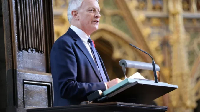 Phil Goff, Alto Comissário da Nova Zelândia no Reino Unido, fala durante um serviço de comemoração do Dia Anzac na Abadia de Westminster, em Londres, Reino Unido, no dia 25 de abril de 2024 [Belinda Jiao/Pool via Reuters]