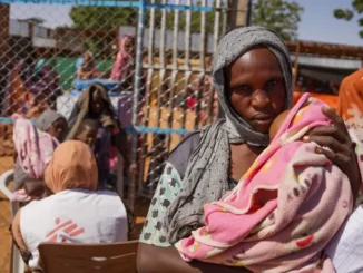 Uma mulher e um bebê no campo de deslocados de Zamzam, perto de El Fasher, no Norte de Darfur, Sudão. [MSF/Mohamed Zakaria/Divulgação via Reuters] Fonte: Al Jazeera