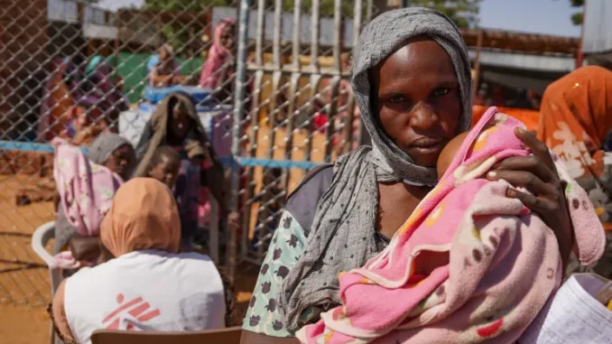 Uma mulher e um bebê no campo de deslocados de Zamzam, perto de El Fasher, no Norte de Darfur, Sudão. [MSF/Mohamed Zakaria/Divulgação via Reuters] Fonte: Al Jazeera