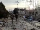 Membros das forças russas caminham pasto de um prédio destruído na cidade de Sudzha, que foi recentemente retomada pelas forças armadas da Rússia durante o conflito Rússia-Ucrânia na região de Kursk, Rússia