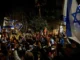 Manifestantes participam de um protesto contra o governo israelense devido aos seus planos de demitir a Procuradora-Geral Gali Baharav-Miara e o chefe do Shin Bet, Ronen Bar, próximo à residência do primeiro-ministro Benjamin Netanyahu, em Jerusalém Ocidental. [Ammar Awad/Reuters] Fonte: Al Jazeera