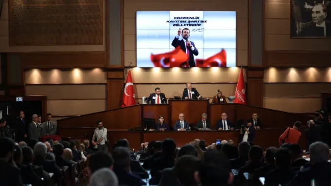 Um painel digital exibe uma foto do prefeito de Istambul, Ekrem Imamoglu, durante uma reunião do conselho municipal para eleger um prefeito interino para administrar a cidade após a prisão de Imamoglu enquanto aguarda julgamento, em Istambul, Turquia [Dilara Senkaya/Reuters]. Fonte: Al Jazeera