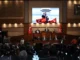 Um painel digital exibe uma foto do prefeito de Istambul, Ekrem Imamoglu, durante uma reunião do conselho municipal para eleger um prefeito interino para administrar a cidade após a prisão de Imamoglu enquanto aguarda julgamento, em Istambul, Turquia [Dilara Senkaya/Reuters]. Fonte: Al Jazeera