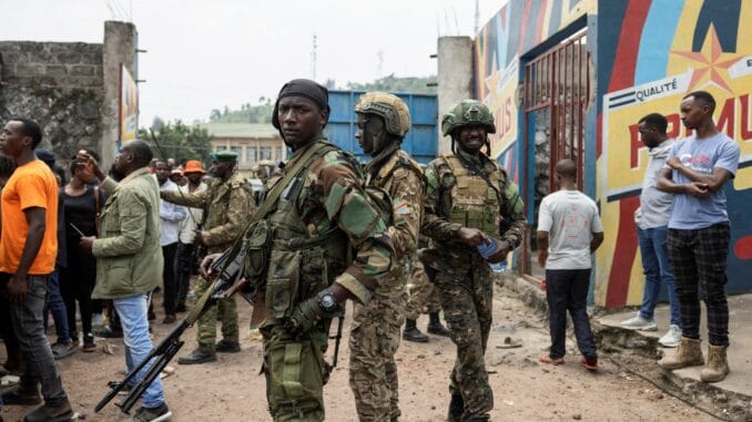 2AH7S6PPPFLQ5BHAVNN3HTJ6ZQ Rebeldes do M23 ficam de guarda durante uma reunião organizada pelo M23 no Stade de l'Unité, após a cidade de Goma ser tomada pelos rebeldes do M23, em Goma, República Democrática do Congo, 6 de fevereiro de 2025. REUTERS/Arlette Bashizi/Foto de arquivo.
