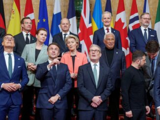 O presidente da França, Emmanuel Macron, faz um gesto ao lado do primeiro-ministro britânico, Keir Starmer, do presidente Volodymyr Zelenskiy, do primeiro-ministro da Polônia, Donald Tusk, do primeiro-ministro do Canadá, Justin Trudeau, do chanceler da Alemanha, Olaf Scholz, da presidente da Comissão Europeia, Ursula von der Leyen, e do presidente do Conselho Europeu, Antonio Costa. Fonte: Reuters